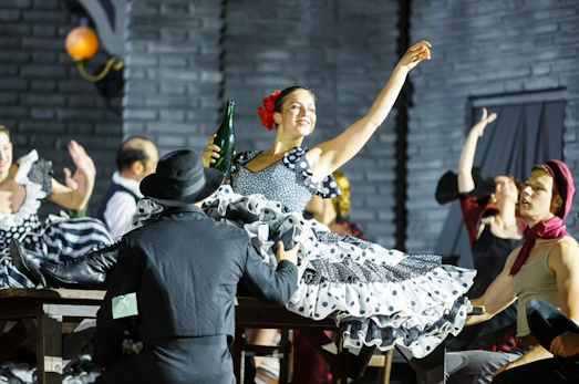 Oper im Steinbruch: Kostümdesign zaubert spanisches Flair und einen Hauch von Hollywood auf die Bühne