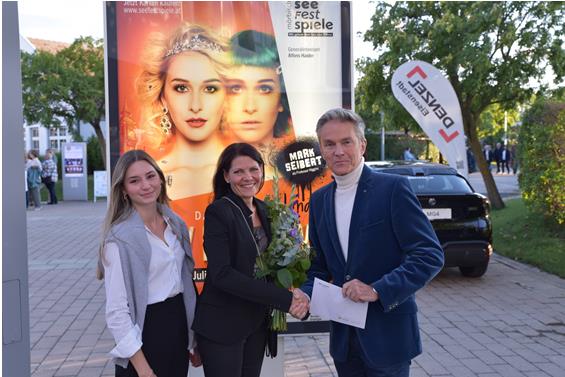 MAMMA-MIA!: Generalintendant Alfons Haider begrüßt 100.000ste Besucherin